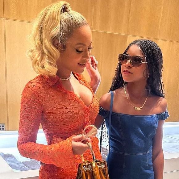 Nascida sob os holofotes, Blue tem traduzido sua linhagem artística em escolhas fashion cada vez mais ousadas e cheias de significado.