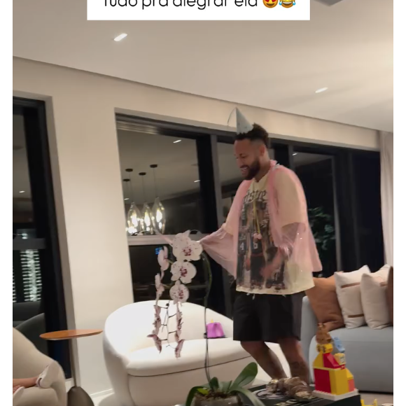 Para alegar a filha, Neymar encarnou uma 'fadinha mágica' e interpretou uma música para Mavie