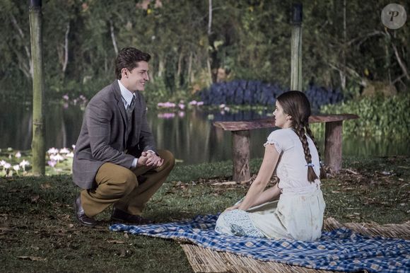 Camila Queiroz e Klebber Toledo começaram a namorar em agosto de 2016, após se aproximarem nos bastidores de “Êta Mundo Bom!”, novela na qual interpretavam um par romântico, e se casaram em 2018