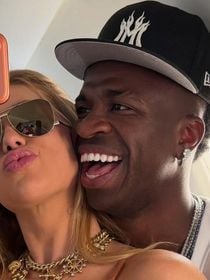 Virgínia assume volta do namoro com Vini Jr. com foto divertida e jogador reage com declaração de amor. Veja!