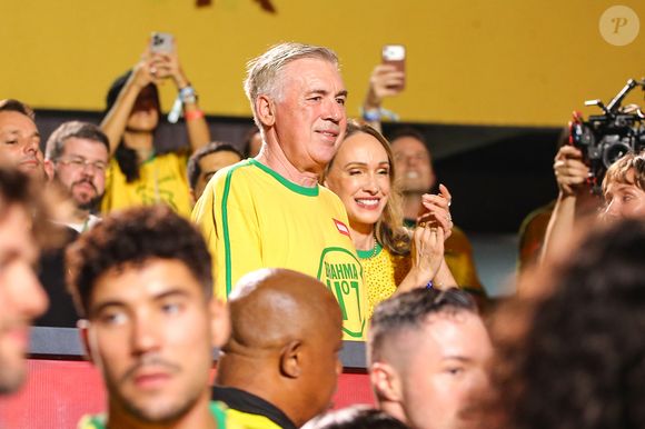 Mariann Barrena McClay, fundadora de marca de moda de luxo, curte o Carnaval carioca ao lado do marido, técnico da Seleção Brasileira