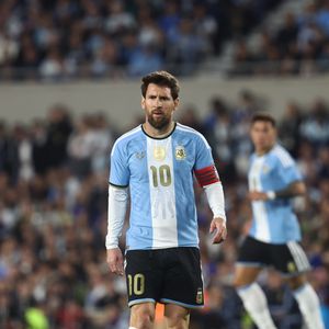 Messi encerrou sua história com a Argentina no Monumental, mas nem todos os companheiros do título mundial de 2022 estiveram presentes. Armani, Montiel e Papu Gómez ficaram fora por razões diferentes
