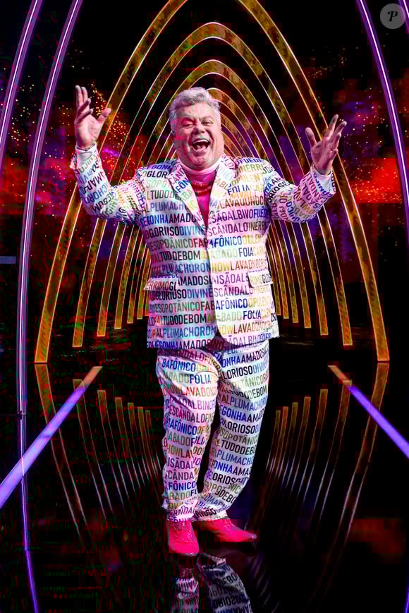 Comentarista de carnaval, Milton Cunha é conhecido por seus ternos extravagantes