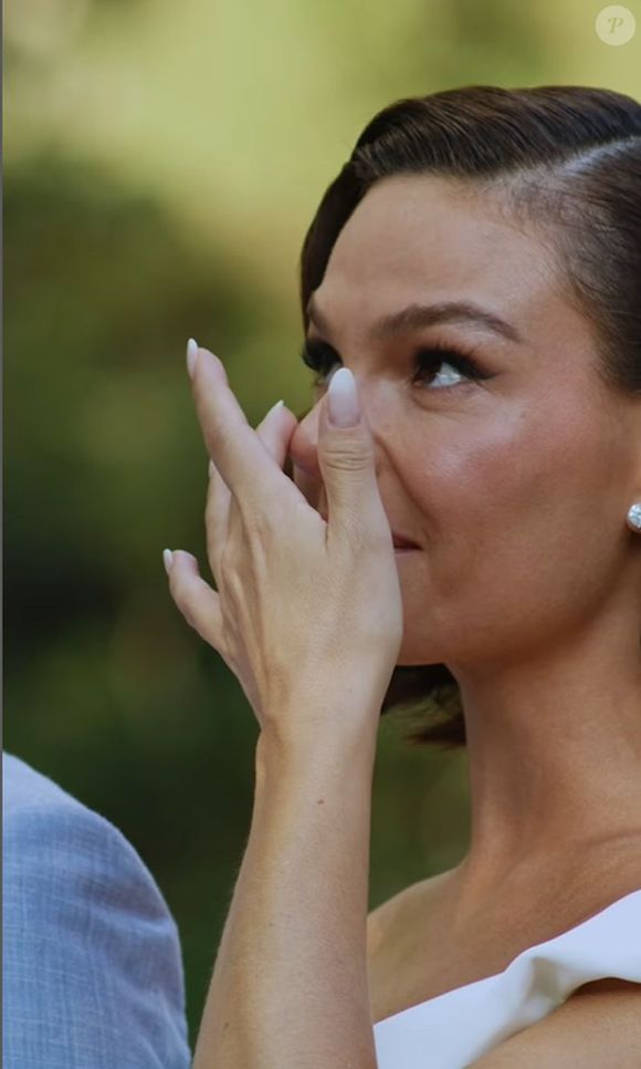 Isis Valverde não segurou as lágrimas em vários momentos do casamento com Marcus Buaiz