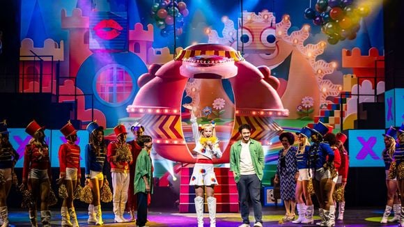 De elenco nota 10 à cenografia impecável: 'Espelho Mágico: o musical' entrega pura nostalgia da TV, mas 2 erros ligam alerta de noveleiros