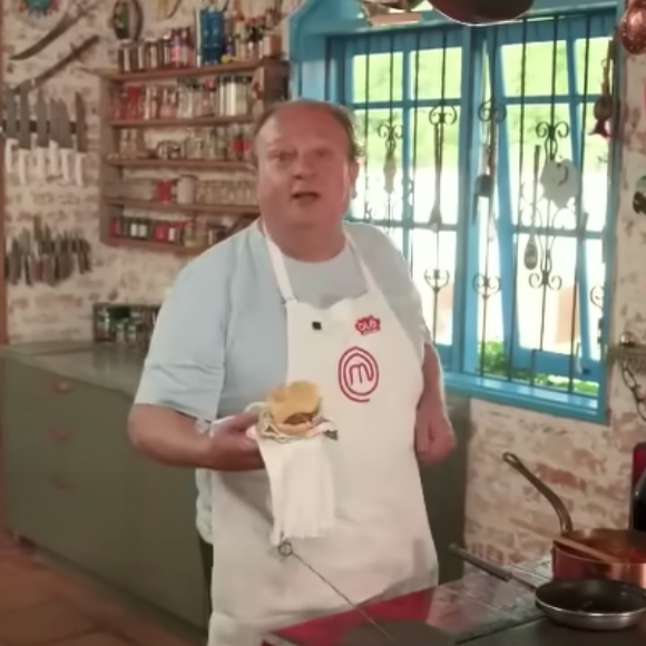 Se desejar, acrescente alface, rúcula ou algum outro complemento, como queijo
