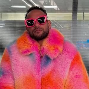 Neymar divide opiniões ao posar usando look rosa extravagante e com trilha sonora inusitada: 'Teria vergonha de postar isso'