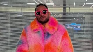 Neymar vira alvo de piada na web ao posar usando look rosa extravagante e com trilha sonora inusitada: 'Teria vergonha de postar isso'
