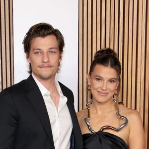 Atriz de 'Stranger Things', Millie Bobby Brown aderiu a um estilo mais sofisticado e ousado depois de seu casamento