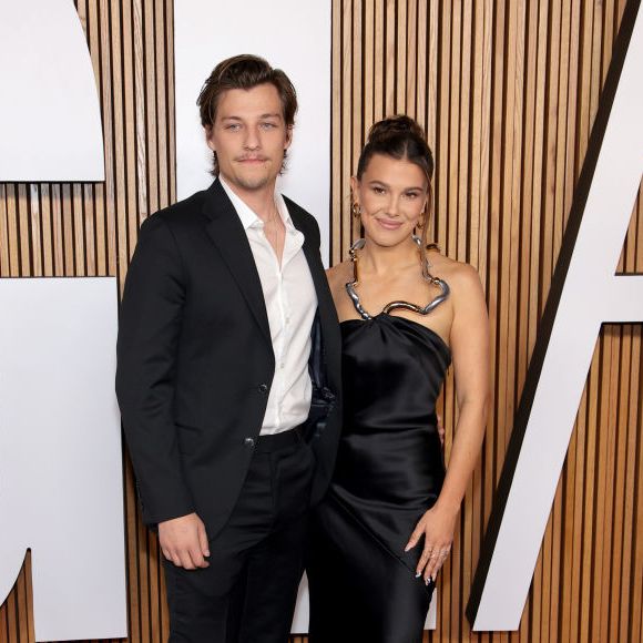 Atriz de 'Stranger Things', Millie Bobby Brown aderiu a um estilo mais sofisticado e ousado depois de seu casamento