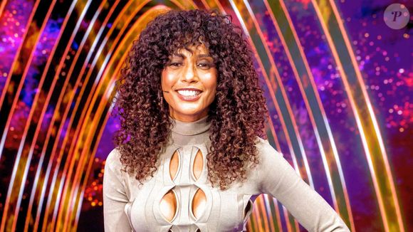 O cabelo cacheado da atriz Tais Araújo é marcante e cheio de estilo