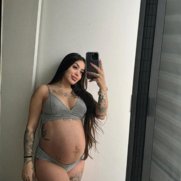 MC Mirella ficou com um barrigão antes de dar à luz a Serena