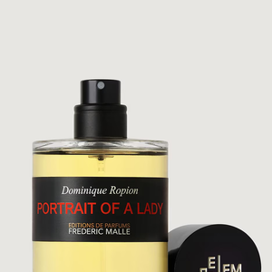 Criado pelo perfumista Dominique Ropion, o “Portrait of a Lady”, da Frédéric Malle, é conhecido pelas notas intensas de rosa, patchouli e sândalo