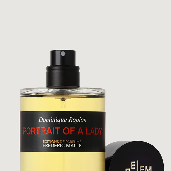 Criado pelo perfumista Dominique Ropion, o “Portrait of a Lady”, da Frédéric Malle, é conhecido pelas notas intensas de rosa, patchouli e sândalo