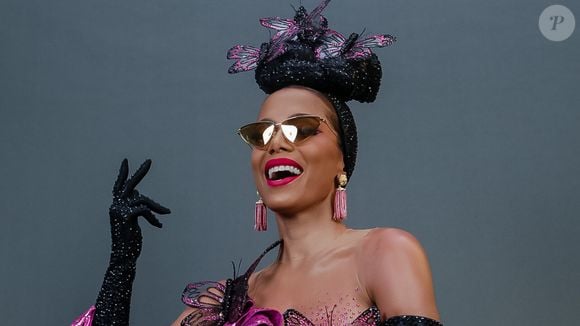 Duas estrelas brasileiras, duas gerações e uma trajetória internacional: Anitta e Carmen Miranda voltaram a ser comparadas após a saída de Larissa Manoela da cinebiografia