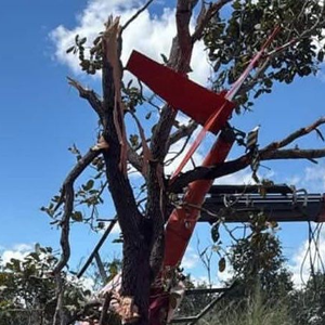 Helicóptero da família de Henrique e Juliano ficou preso entre árvores após pouso forçado em fazenda no Tocantins. Pai da dupla pilotava a aeronave no momento do incidente