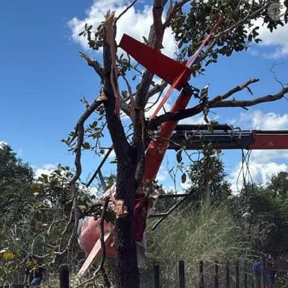 Helicóptero da família de Henrique e Juliano ficou preso entre árvores após pouso forçado em fazenda no Tocantins. Pai da dupla pilotava a aeronave no momento do incidente