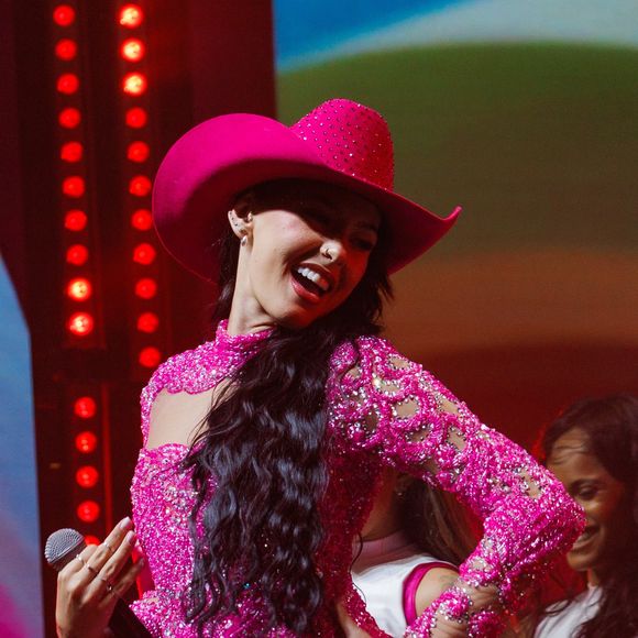 Na sequência, a cantora explicou que a decisão está diretamente ligada ao momento atual de sua carreira, que segue em plena ascensão. “Por enquanto eu não tenho vontade, não, quero ficar de boa. Sou nova, quero trabalhar muito ainda”, afirmou.