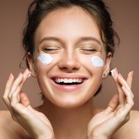 Máscara facial com clara de ovo? Nova tendência de skincare do TikTok viraliza e especialista revela se é realmente segura