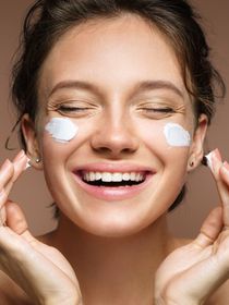Máscara facial com clara de ovo? Nova tendência de skincare do TikTok viraliza e especialista revela se é realmente segura