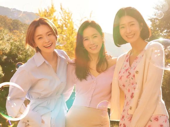 Cha Mi-jo é uma dermatologista que busca equilíbrio entre carreira e vida pessoal, Jung Chan-young é uma professora de atuação que enfrenta um diagnóstico devastador e Jang Joo-hee é uma gerente tímida que tenta encontrar coragem para se abrir ao mundo