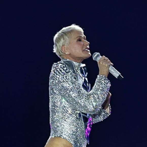 O figurino metalizado, com modelagem ultracavada e virilha em evidência, colocou Xuxa entre os assuntos mais comentados nas redes sociais