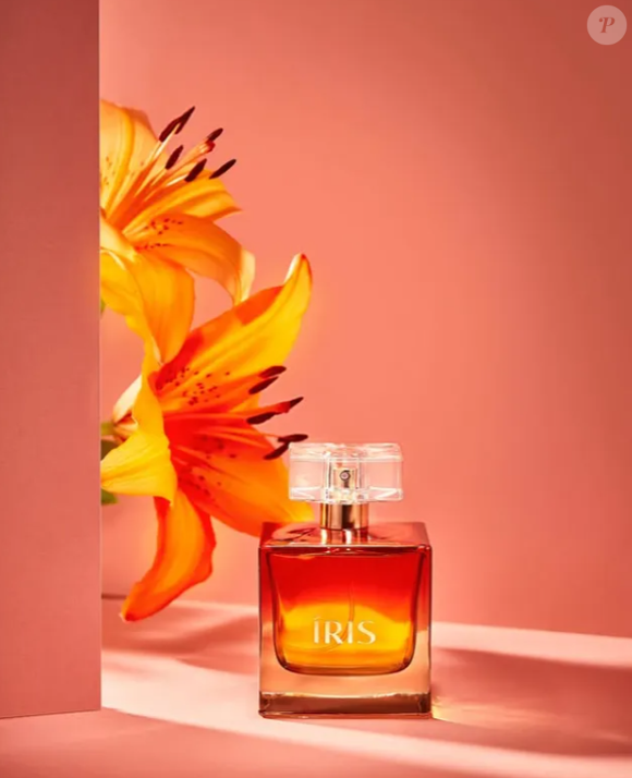 O perfume Íris, da Avatim, revela notas vibrantes de mirtilo, mandarina, além da elegância de flor de lótus, a doçura do mel de cacau, fechando com chantilly e âmbar.