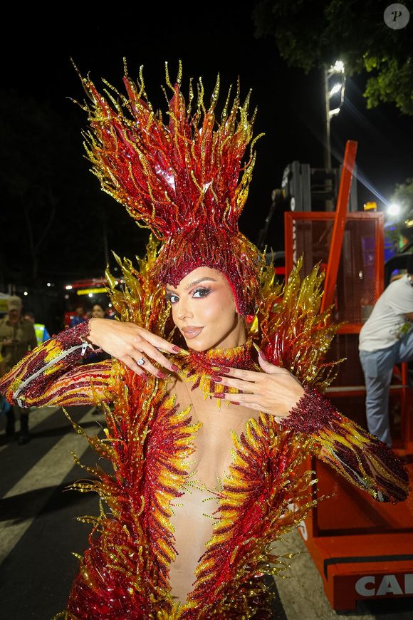 A atriz, que desfila pelo terceiro ano consecutivo como musa da azul e branca, surgiu na Marquês de Sapucaí vestida literalmente como uma entidade flamejante na segunda noite de desfiles do Grupo Especial do Rio.