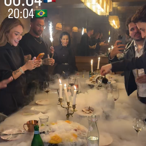 Mesa de Virgínia ganhou velas pirotécnicas e até um show de fumaça