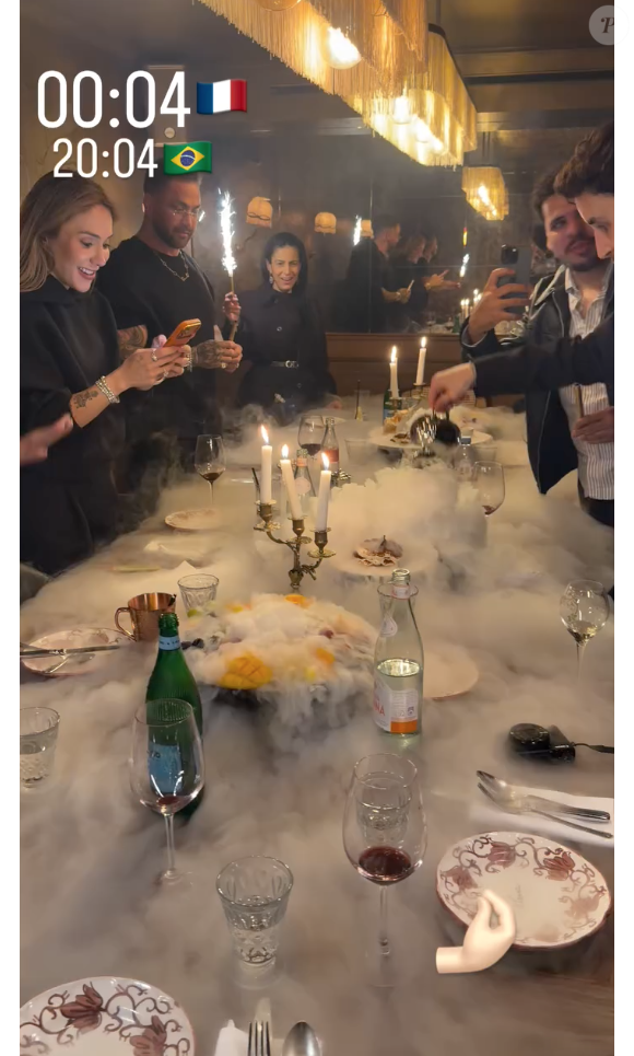 Mesa de Virgínia ganhou velas pirotécnicas e até um show de fumaça