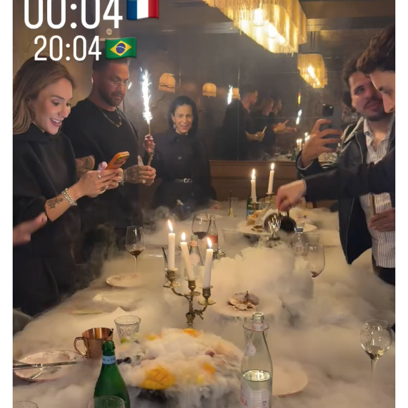 Mesa de Virgínia ganhou velas pirotécnicas e até um show de fumaça