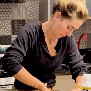 Transfira a massa para uma forma e pressione bem com as mãos, levando em seguida ao refrigerador