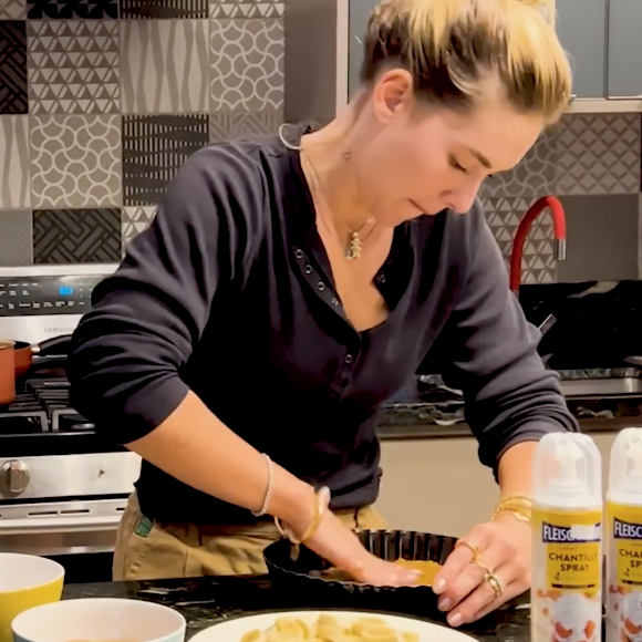 Transfira a massa para uma forma e pressione bem com as mãos, levando em seguida ao refrigerador