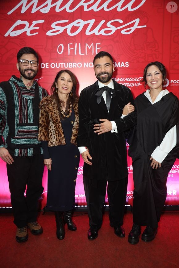 Mulher de Mauricio de Souza, segunda da direita para a esquerda na foto, foi ao lançamento da cinebiografia da vida do marido