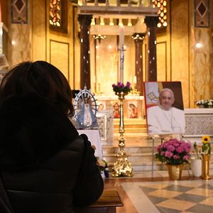Vaticano, Itália: fiéis realizam peregrinação pela morte do Papa Francisco na Igreja de Santa Maria Addolorata