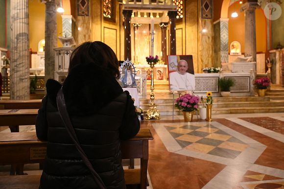 Vaticano, Itália: fiéis realizam peregrinação pela morte do Papa Francisco na Igreja de Santa Maria Addolorata