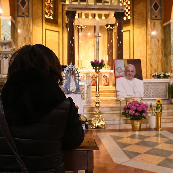 Vaticano, Itália: fiéis realizam peregrinação pela morte do Papa Francisco na Igreja de Santa Maria Addolorata