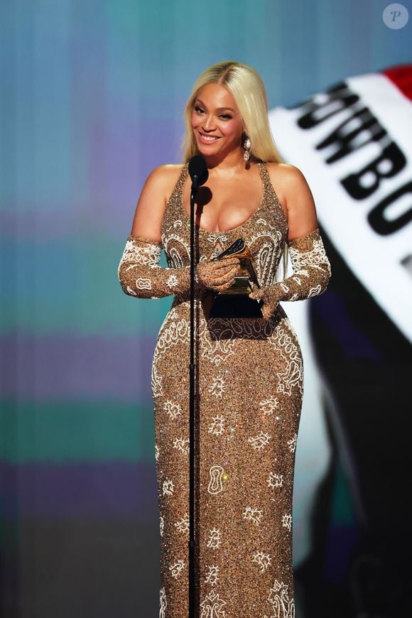 Beyoncé também revisitou "Jolene" no álbum "Cowboy Carter", e Dolly Parton classificou a releitura como "muito ousada", afirmando que gostou da nova interpretação da música