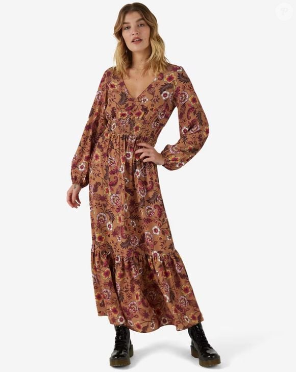 O calçado combina muito bem com vestidos boho, como este da Riachuelo, que possui estampa floral, mangas compridas, cintura marcada e uma paleta dominada por tons terrosos
