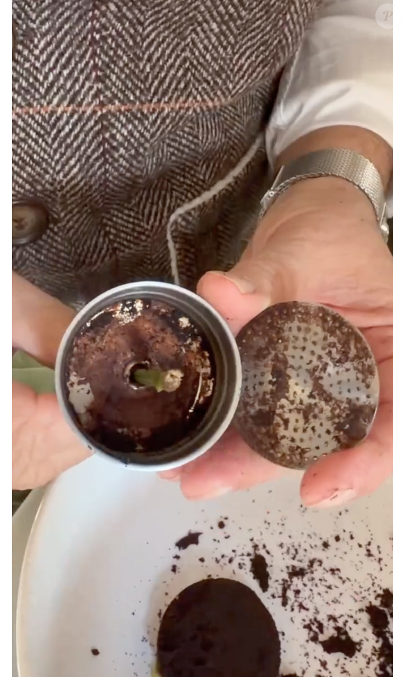 Donato de Santis mostrou no vídeo que a cafeteira acumula sujeiras que podem alterar até o sabor do café