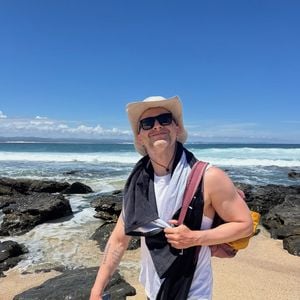 Lucas Lima teria sido abordado por uma mulher, que pediu para beijá-lo. O cantor ficou animado e aceitou a proposta. A namorada teria acompanhado toda a cena