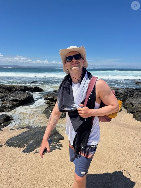 Lucas Lima teria sido abordado por uma mulher, que pediu para beijá-lo. O cantor ficou animado e aceitou a proposta. A namorada teria acompanhado toda a cena