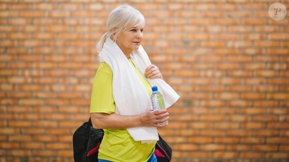 Caminhar após os 50 anos pode trazer ainda mais benefícios quando braços, pernas e costas trabalham de forma coordenada