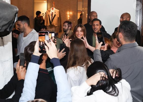 A estilista Sasha Meneghel reuniu fãs, fotógrafos e familiares na inauguração da nova loja da Mondepars, em São Paulo