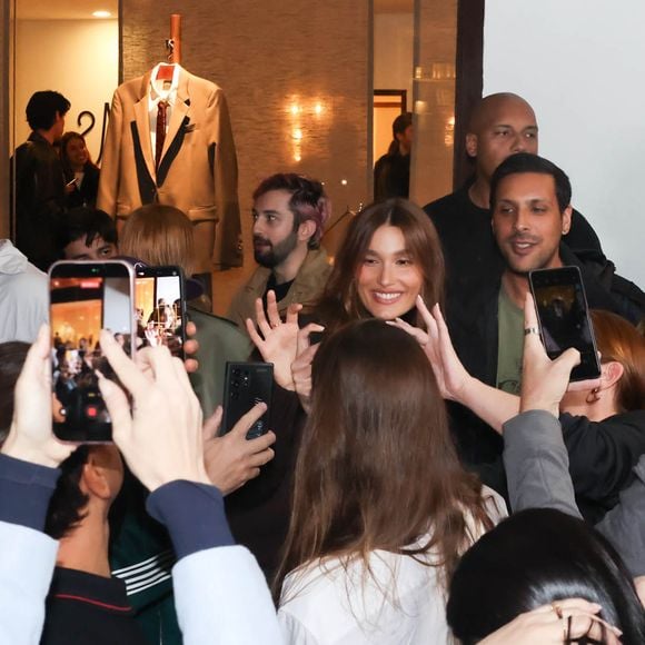 A estilista Sasha Meneghel reuniu fãs, fotógrafos e familiares na inauguração da nova loja da Mondepars, em São Paulo