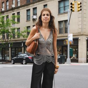 O acetinado ganha espaço entre as apostas para a Primavera 2026 e aparece nesta calça preta da Zara com uma proposta mais sofisticada. A peça tem cintura média, cós elástico e bordados no mesmo tom na barra, criando um detalhe discreto no acabamento. Custa R$ 399