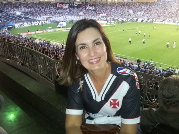 Vasco e Flamengo se enfrentam nesta quinta-feira (29), às 20h, no Estádio Nilton Santos, em partida válida pela 33ª rodada do Campeonato Brasileiro. Para os torcedores que gostam de demonstrar sua paixão pelo time, como a apresentadora Fátima Bernardes, vascaína assumida, a sandália da Kenner combina referências ao Gigante da Colina com uma proposta casual