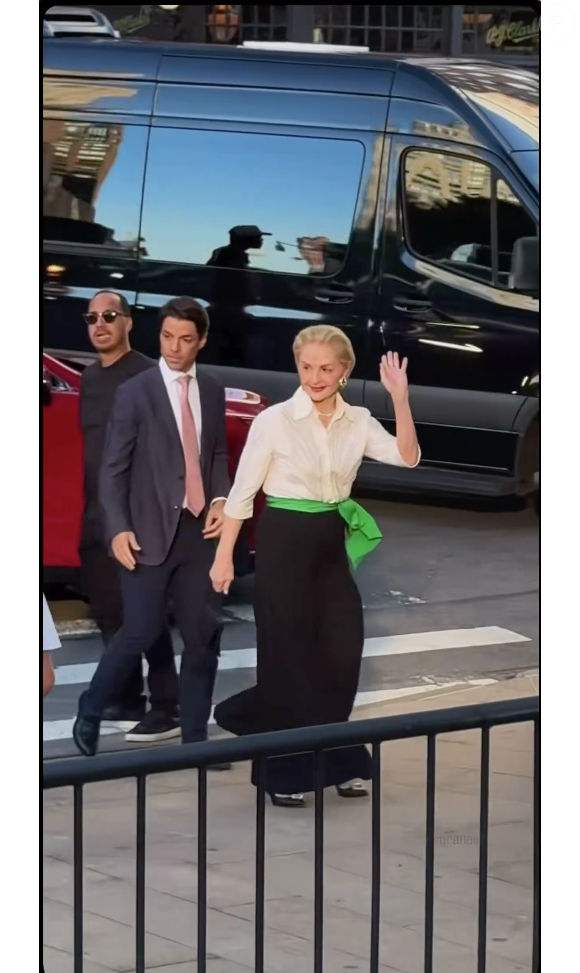 "Malhar e fazer pilates a vida toda pra ser assim!!!!! a mobilidade dessa DIVA aos 87 anos andando nesse salto simplesmente invejável", escreveu uma internauta ao comentar o vídeo de Carolina Herrera caminhando