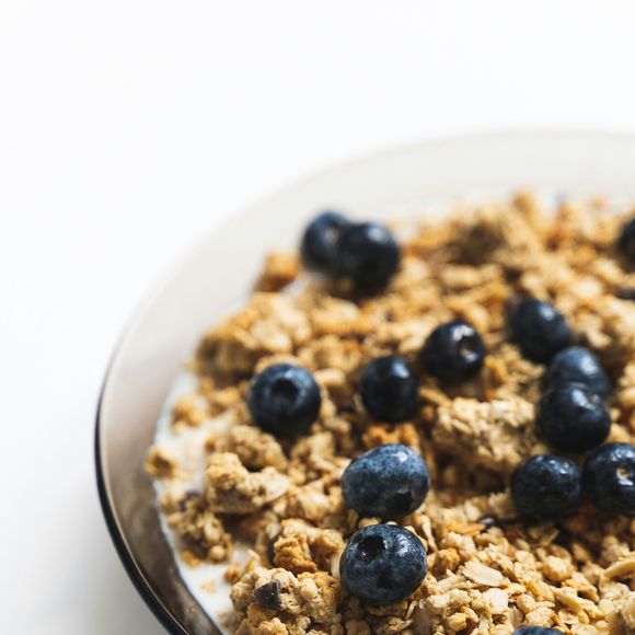 A aveia é um alimento rico em fibras e tem importantes benefícios para a saúde, como aumentar a saciedade