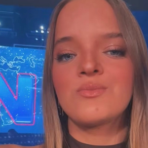 Rafaella Justus prestigia César Tralli no ‘Jornal Nacional’ com vestido de gola alta e laterais cavadas